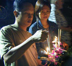 Yi-Peng-lighting-krathong